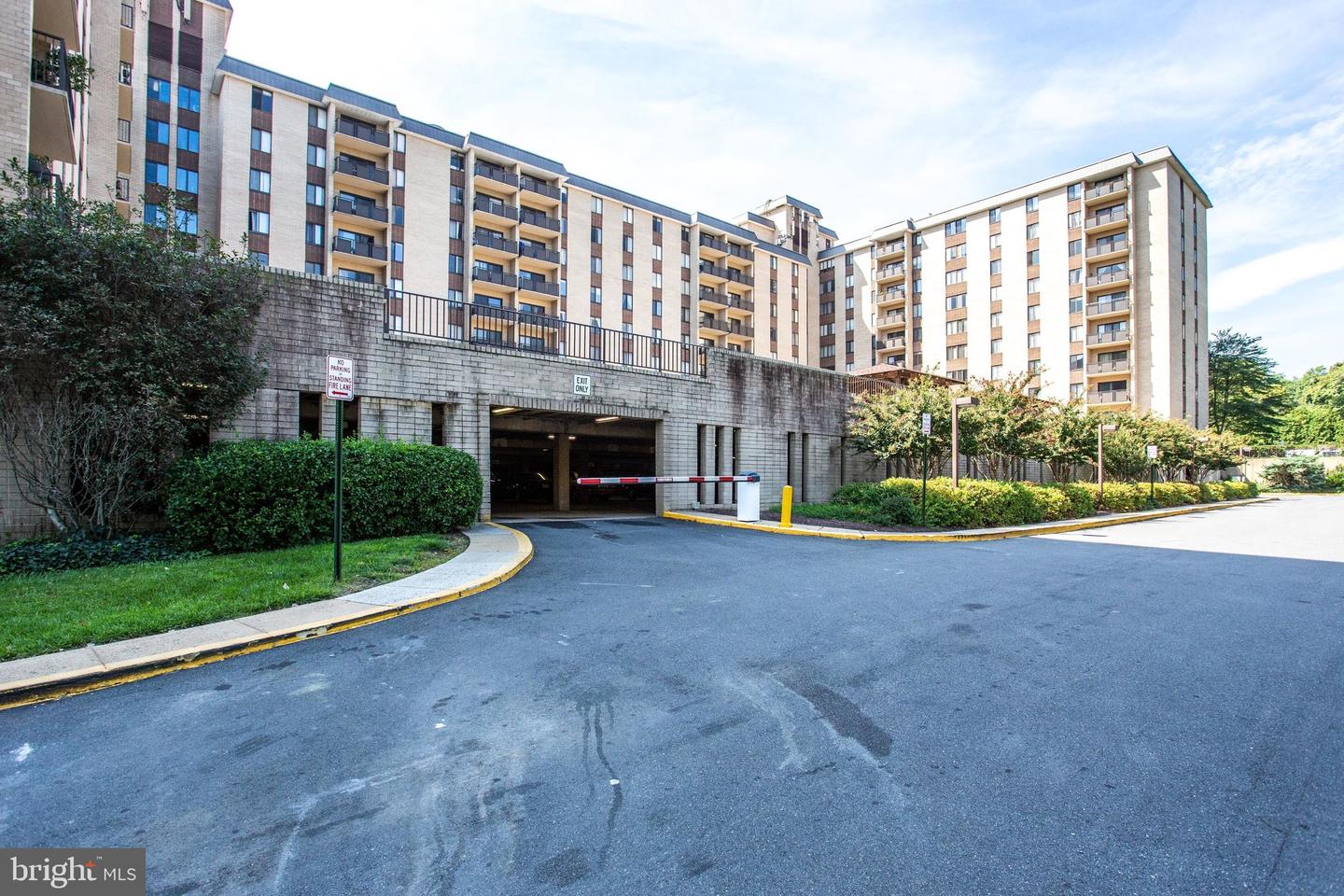 3100 S MANCHESTER ST #1028, FALLS CHURCH, Virginia 22044, 2 Bedrooms Bedrooms, ,2 BathroomsBathrooms,Residential,For sale,3100 S MANCHESTER ST #1028,VAFX2240988 MLS # VAFX2240988