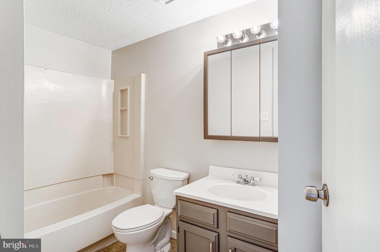 831 OAK LEAF CT, WARRENTON, Virginia 20186, 3 Bedrooms Bedrooms, ,2 BathroomsBathrooms,Residential,For sale,831 OAK LEAF CT,VAFQ2016666 MLS # VAFQ2016666