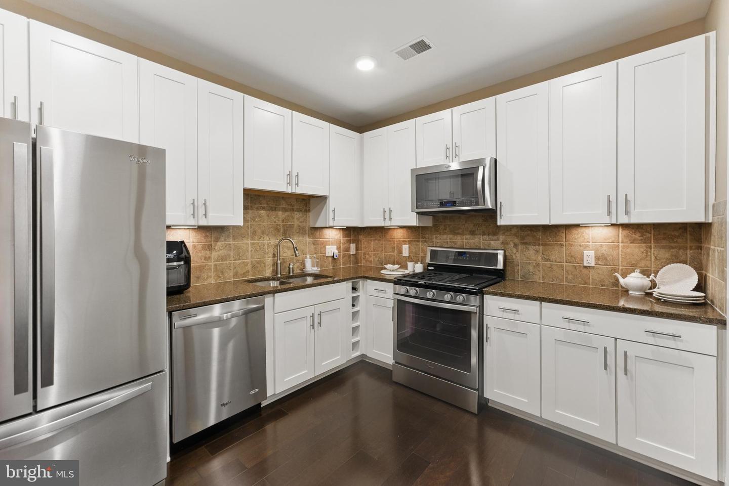 9521 BASTILLE ST #403, FAIRFAX, Virginia 22031, 2 Bedrooms Bedrooms, ,2 BathroomsBathrooms,Residential,For sale,9521 BASTILLE ST #403,VAFX2241484 MLS # VAFX2241484