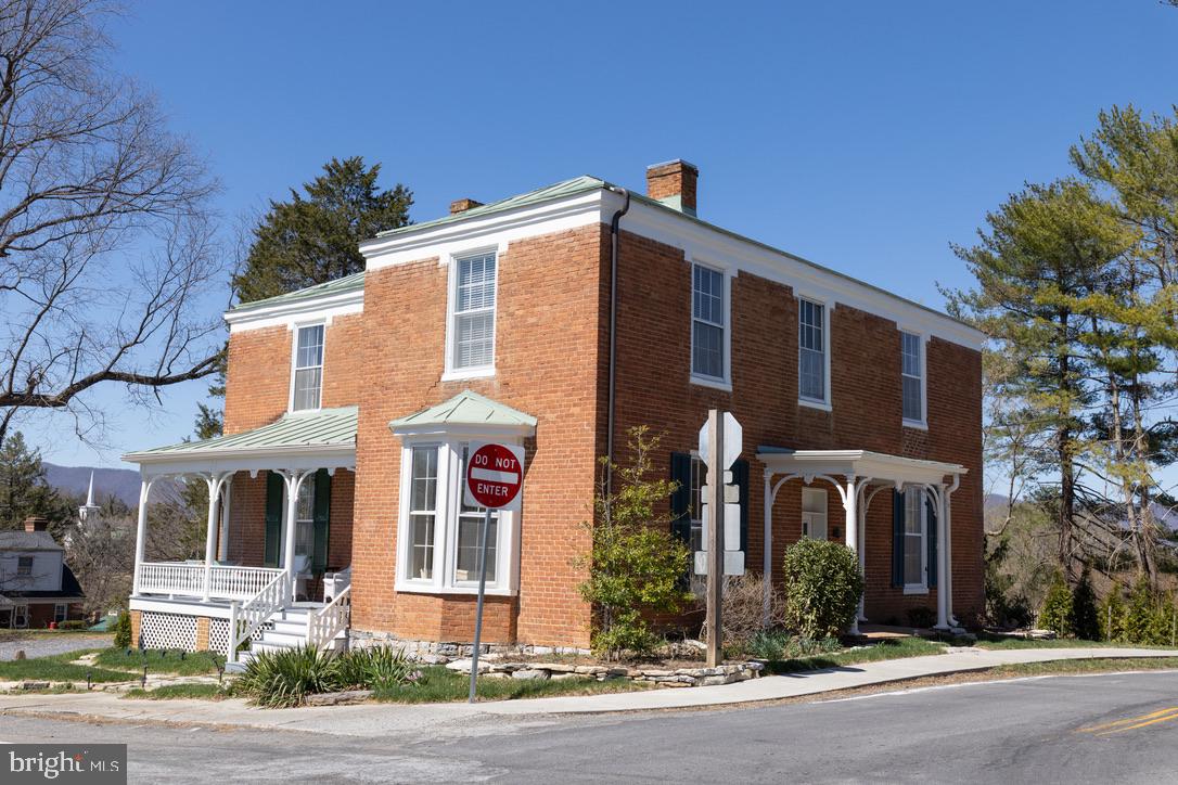 322 MAIN ST E, FINCASTLE, Virginia 24090, 3 Bedrooms Bedrooms, ,2 BathroomsBathrooms,Residential,For sale,322 MAIN ST E,VABO2000028 MLS # VABO2000028