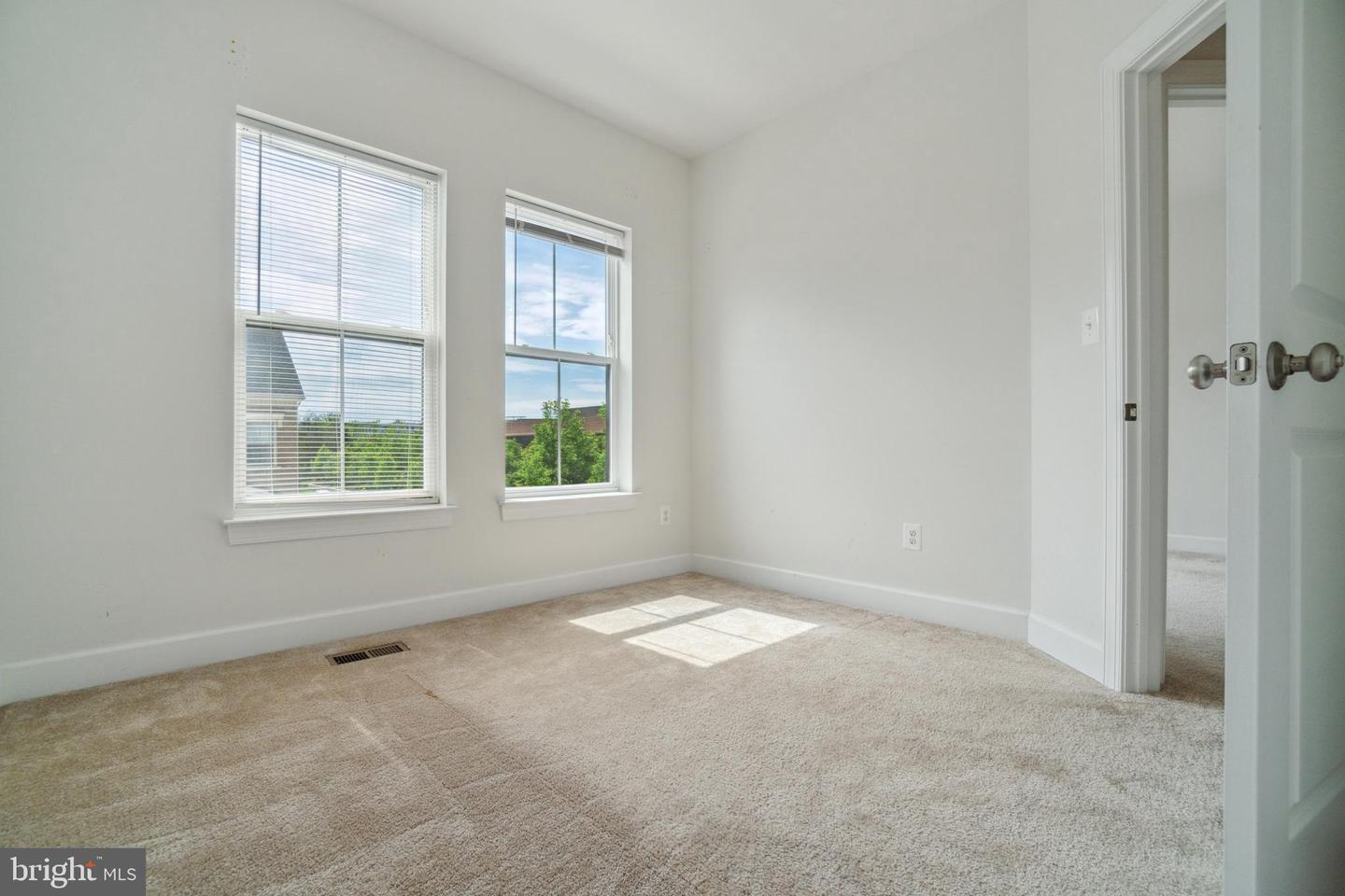 5163 RIDGEVIEW RETREAT DR, CHANTILLY, Virginia 20151, 4 Bedrooms Bedrooms, ,3 BathroomsBathrooms,Residential,For sale,5163 RIDGEVIEW RETREAT DR,VAFX2244110 MLS # VAFX2244110