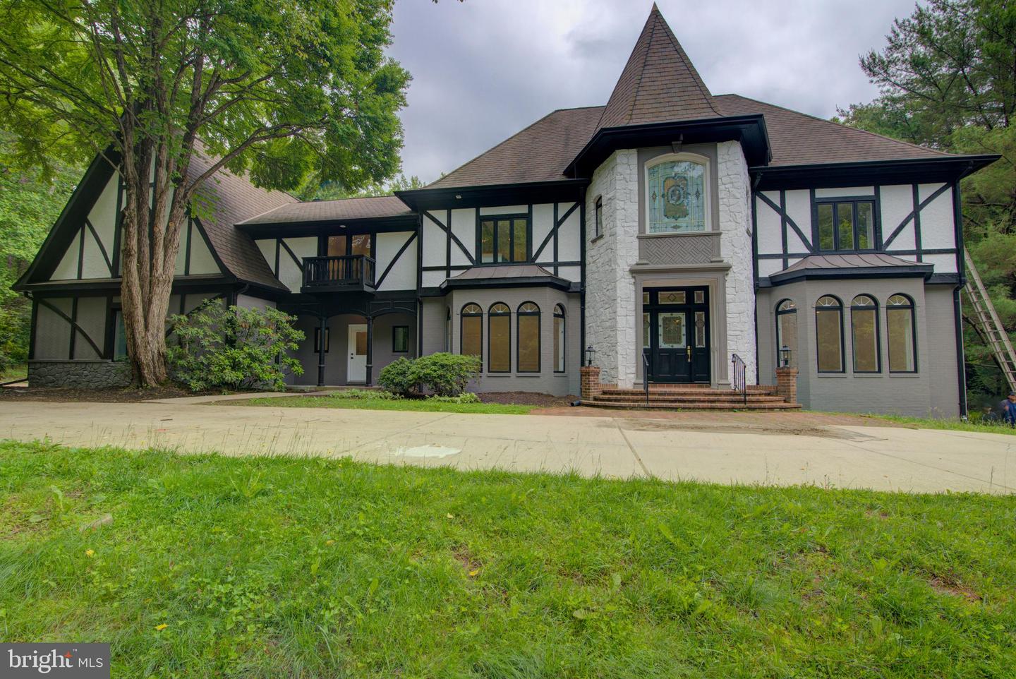 10124 WENDOVER DR, VIENNA, Virginia 22181, 7 Bedrooms Bedrooms, ,8 BathroomsBathrooms,Residential,For sale,10124 WENDOVER DR,VAFX2244266 MLS # VAFX2244266