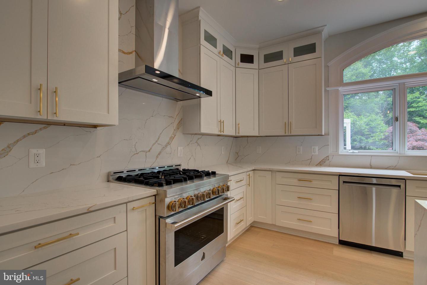 10124 WENDOVER DR, VIENNA, Virginia 22181, 7 Bedrooms Bedrooms, ,8 BathroomsBathrooms,Residential,For sale,10124 WENDOVER DR,VAFX2244266 MLS # VAFX2244266