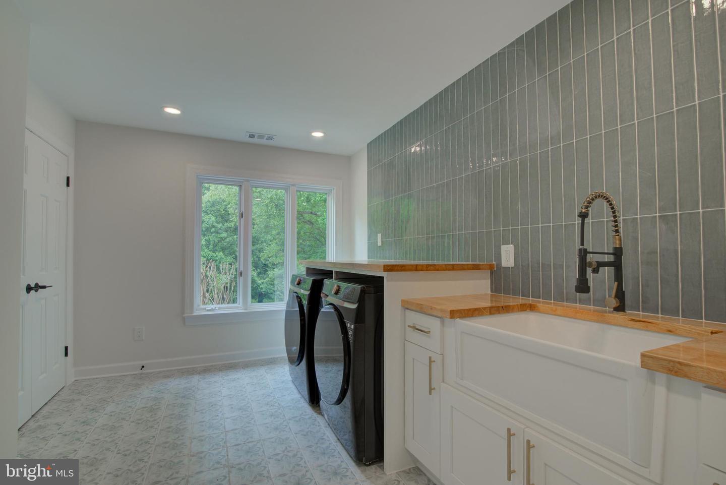 10124 WENDOVER DR, VIENNA, Virginia 22181, 7 Bedrooms Bedrooms, ,8 BathroomsBathrooms,Residential,For sale,10124 WENDOVER DR,VAFX2244266 MLS # VAFX2244266