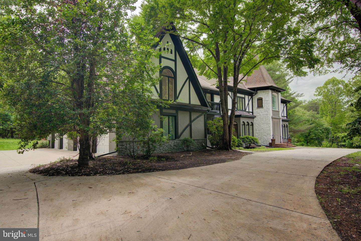 10124 WENDOVER DR, VIENNA, Virginia 22181, 7 Bedrooms Bedrooms, ,8 BathroomsBathrooms,Residential,For sale,10124 WENDOVER DR,VAFX2244266 MLS # VAFX2244266