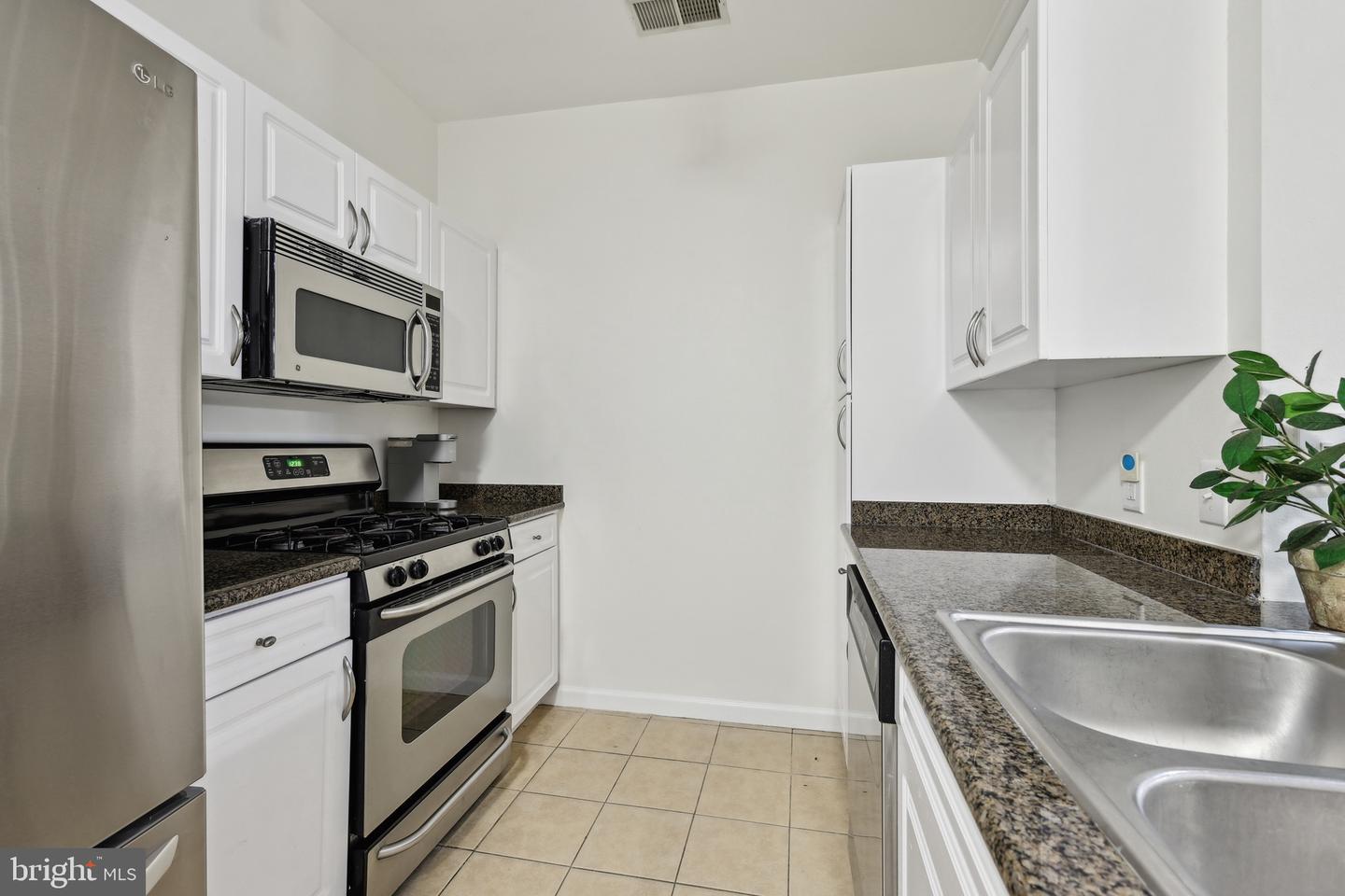 12925 CENTRE PARK CIR #106, HERNDON, Virginia 20171, 2 Bedrooms Bedrooms, ,2 BathroomsBathrooms,Residential,For sale,12925 CENTRE PARK CIR #106,VAFX2244244 MLS # VAFX2244244
