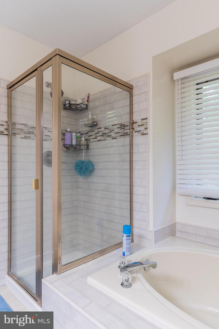 4007 LAKE GLEN RD, FAIRFAX, Virginia 22033, 3 Bedrooms Bedrooms, ,3 BathroomsBathrooms,Residential,For sale,4007 LAKE GLEN RD,VAFX2244328 MLS # VAFX2244328