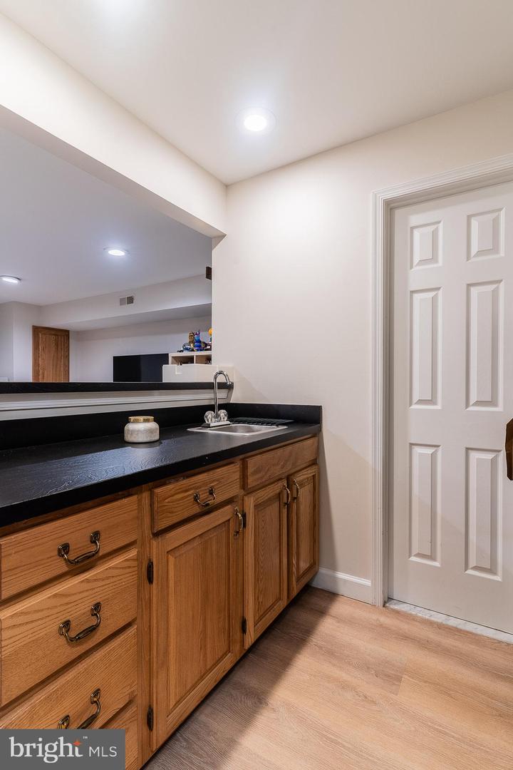 4007 LAKE GLEN RD, FAIRFAX, Virginia 22033, 3 Bedrooms Bedrooms, ,3 BathroomsBathrooms,Residential,For sale,4007 LAKE GLEN RD,VAFX2244328 MLS # VAFX2244328