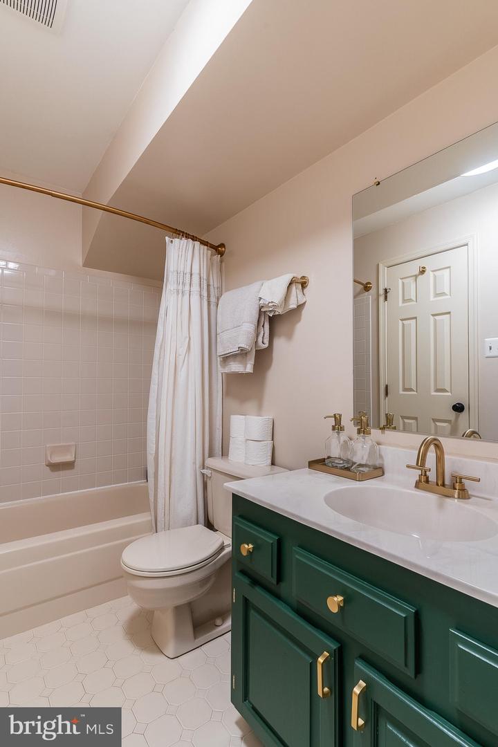 4007 LAKE GLEN RD, FAIRFAX, Virginia 22033, 3 Bedrooms Bedrooms, ,3 BathroomsBathrooms,Residential,For sale,4007 LAKE GLEN RD,VAFX2244328 MLS # VAFX2244328