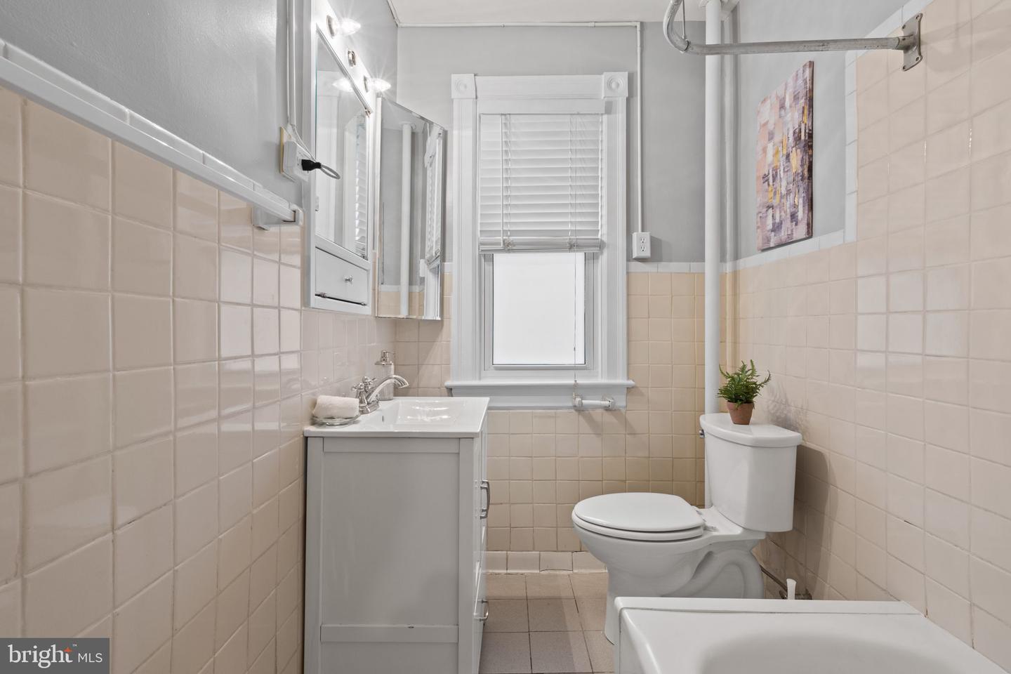 5112 CONNECTICUT AVE NW #201, WASHINGTON, District Of Columbia 20008, 2 Bedrooms Bedrooms, 5 Rooms Rooms,1 BathroomBathrooms,Residential,For sale,5112 CONNECTICUT AVE NW #201,DCDC2203362 MLS # DCDC2203362
