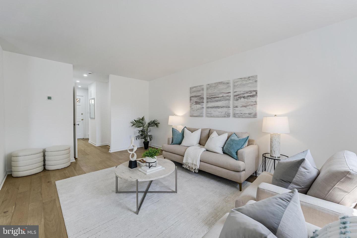 2111 N LINCOLN ST, ARLINGTON, Virginia 22207, 3 Bedrooms Bedrooms, ,3 BathroomsBathrooms,Residential,For sale,2111 N LINCOLN ST,VAAR2058494 MLS # VAAR2058494