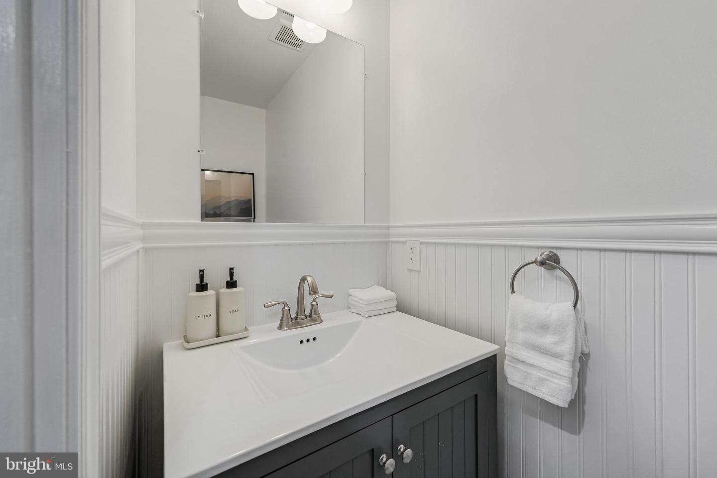 2111 N LINCOLN ST, ARLINGTON, Virginia 22207, 3 Bedrooms Bedrooms, ,3 BathroomsBathrooms,Residential,For sale,2111 N LINCOLN ST,VAAR2058494 MLS # VAAR2058494