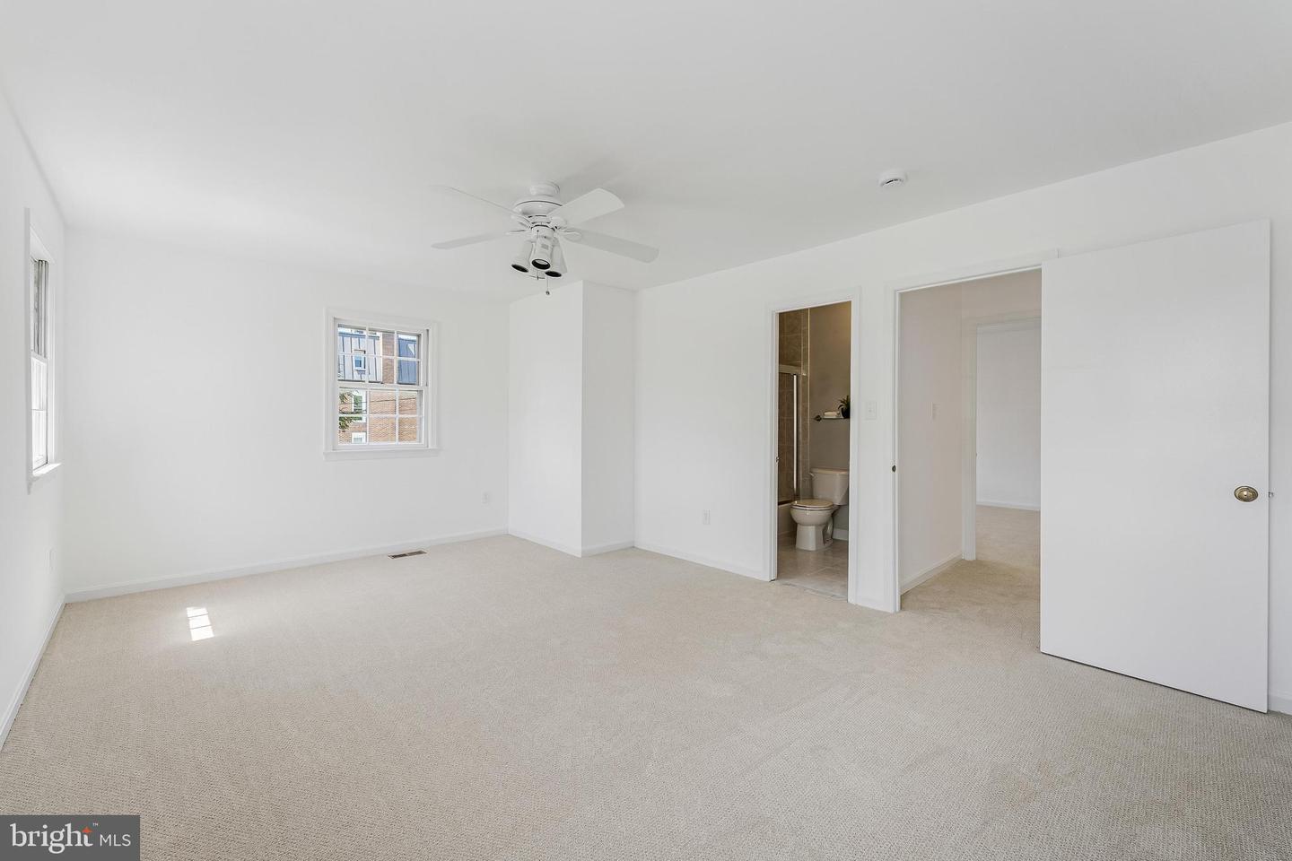 2111 N LINCOLN ST, ARLINGTON, Virginia 22207, 3 Bedrooms Bedrooms, ,3 BathroomsBathrooms,Residential,For sale,2111 N LINCOLN ST,VAAR2058494 MLS # VAAR2058494