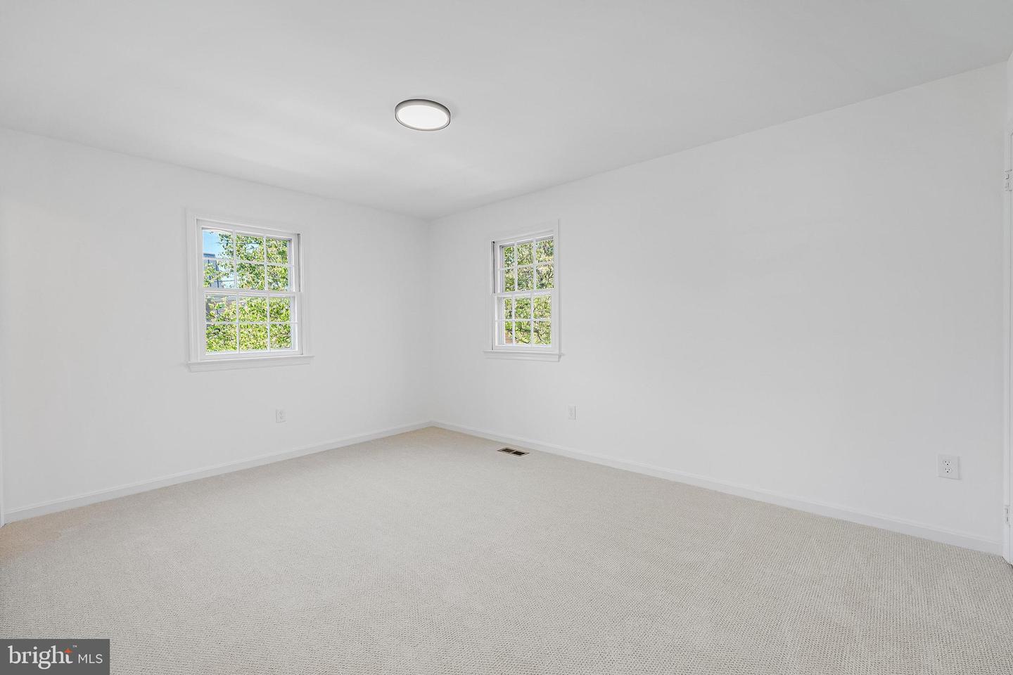 2111 N LINCOLN ST, ARLINGTON, Virginia 22207, 3 Bedrooms Bedrooms, ,3 BathroomsBathrooms,Residential,For sale,2111 N LINCOLN ST,VAAR2058494 MLS # VAAR2058494