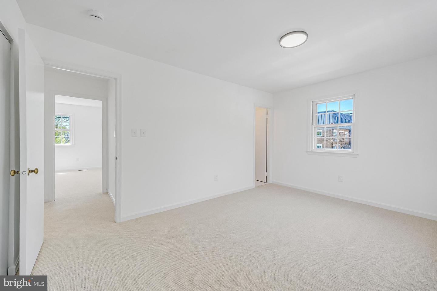 2111 N LINCOLN ST, ARLINGTON, Virginia 22207, 3 Bedrooms Bedrooms, ,3 BathroomsBathrooms,Residential,For sale,2111 N LINCOLN ST,VAAR2058494 MLS # VAAR2058494
