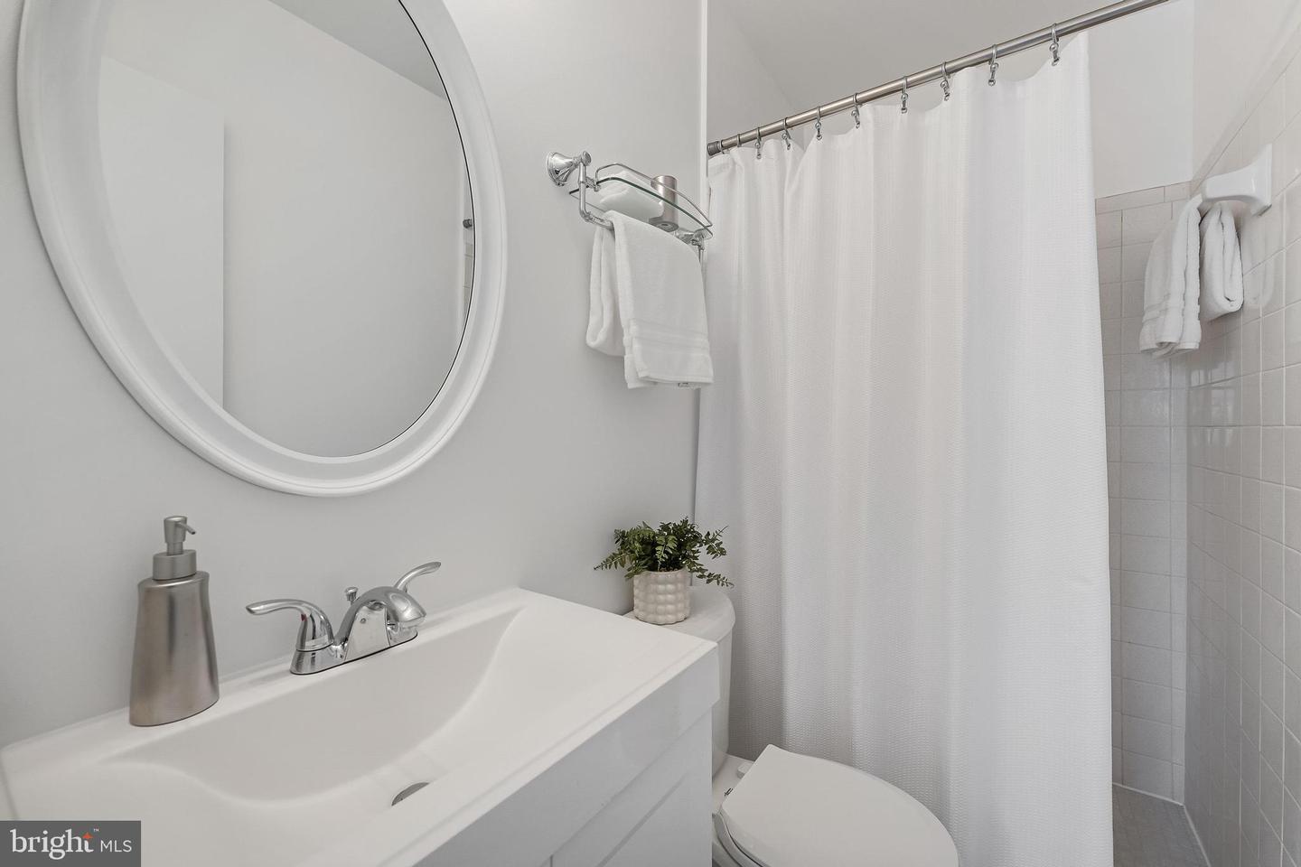 2111 N LINCOLN ST, ARLINGTON, Virginia 22207, 3 Bedrooms Bedrooms, ,3 BathroomsBathrooms,Residential,For sale,2111 N LINCOLN ST,VAAR2058494 MLS # VAAR2058494