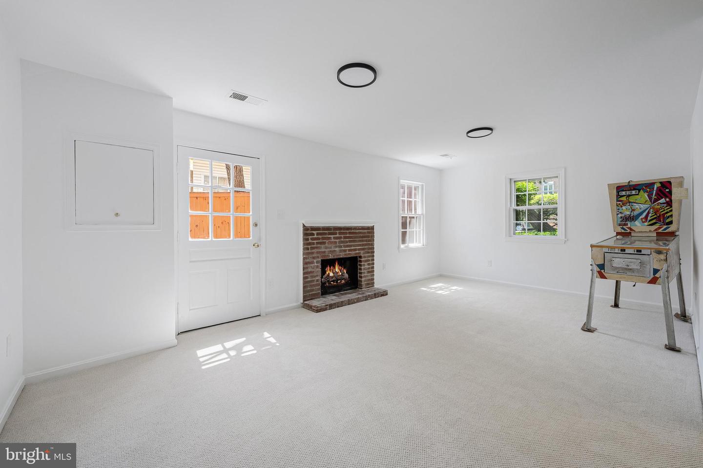 2111 N LINCOLN ST, ARLINGTON, Virginia 22207, 3 Bedrooms Bedrooms, ,3 BathroomsBathrooms,Residential,For sale,2111 N LINCOLN ST,VAAR2058494 MLS # VAAR2058494