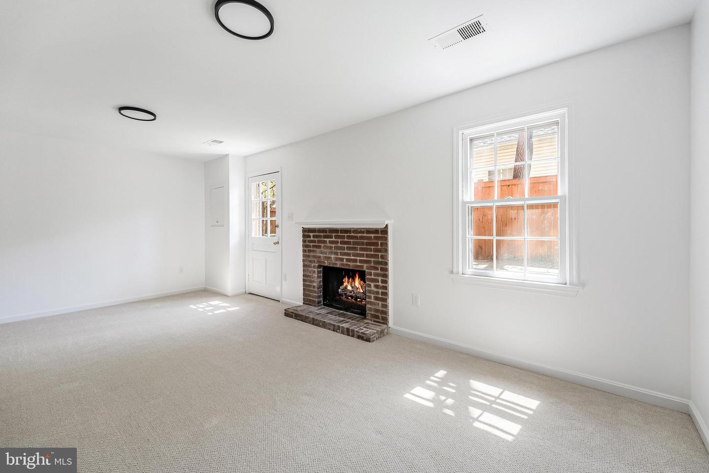 2111 N LINCOLN ST, ARLINGTON, Virginia 22207, 3 Bedrooms Bedrooms, ,3 BathroomsBathrooms,Residential,For sale,2111 N LINCOLN ST,VAAR2058494 MLS # VAAR2058494