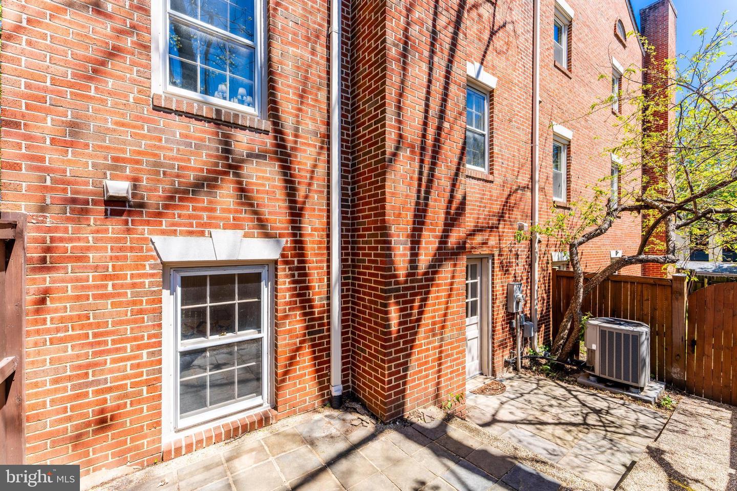 2111 N LINCOLN ST, ARLINGTON, Virginia 22207, 3 Bedrooms Bedrooms, ,3 BathroomsBathrooms,Residential,For sale,2111 N LINCOLN ST,VAAR2058494 MLS # VAAR2058494