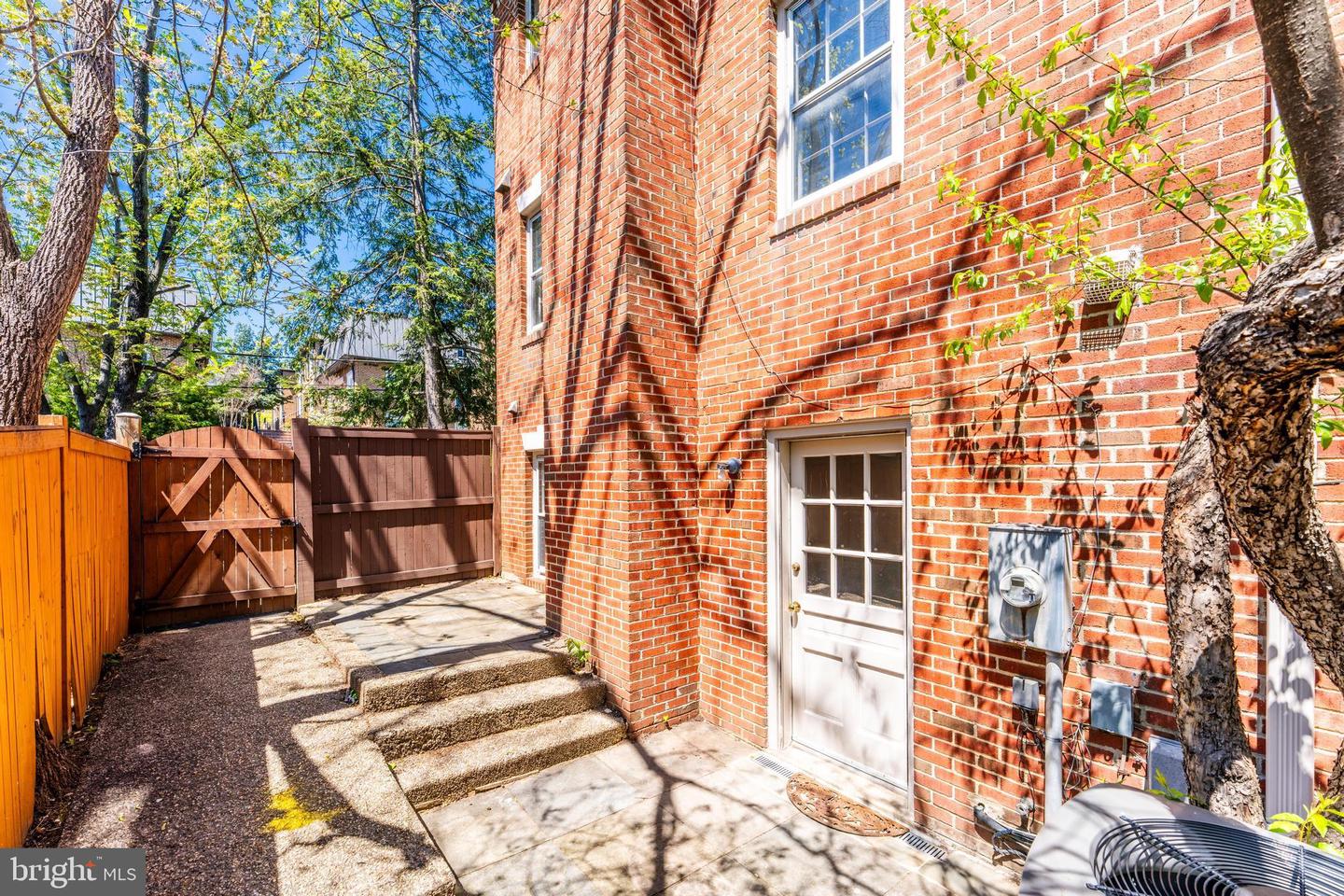 2111 N LINCOLN ST, ARLINGTON, Virginia 22207, 3 Bedrooms Bedrooms, ,3 BathroomsBathrooms,Residential,For sale,2111 N LINCOLN ST,VAAR2058494 MLS # VAAR2058494