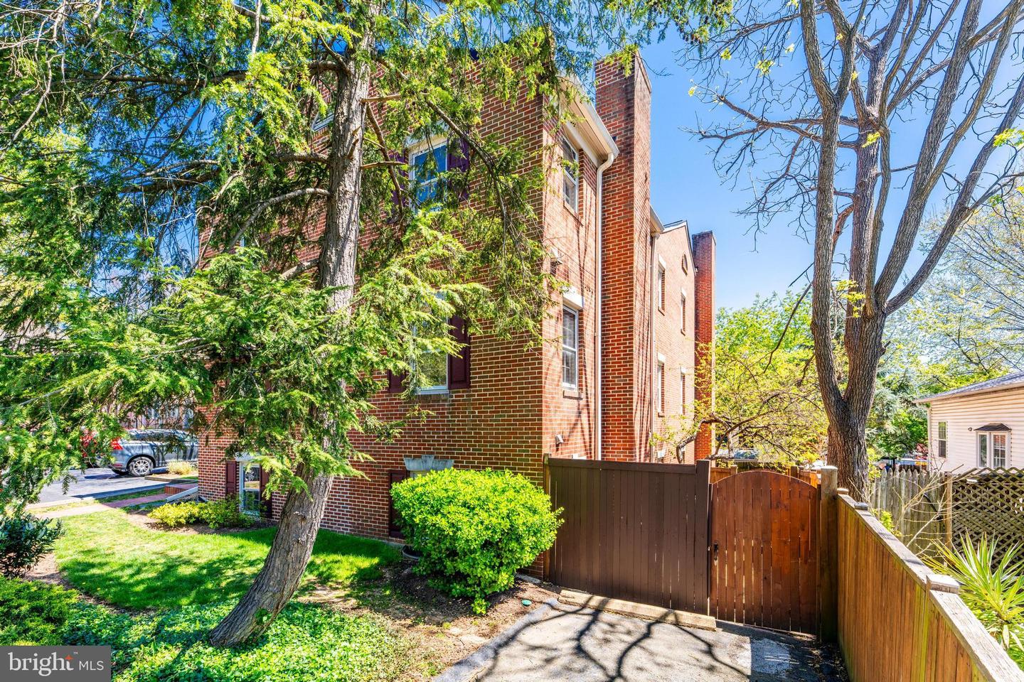 2111 N LINCOLN ST, ARLINGTON, Virginia 22207, 3 Bedrooms Bedrooms, ,3 BathroomsBathrooms,Residential,For sale,2111 N LINCOLN ST,VAAR2058494 MLS # VAAR2058494
