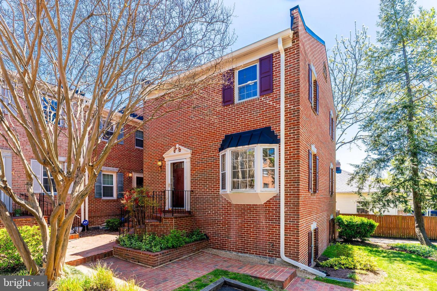 2111 N LINCOLN ST, ARLINGTON, Virginia 22207, 3 Bedrooms Bedrooms, ,3 BathroomsBathrooms,Residential,For sale,2111 N LINCOLN ST,VAAR2058494 MLS # VAAR2058494
