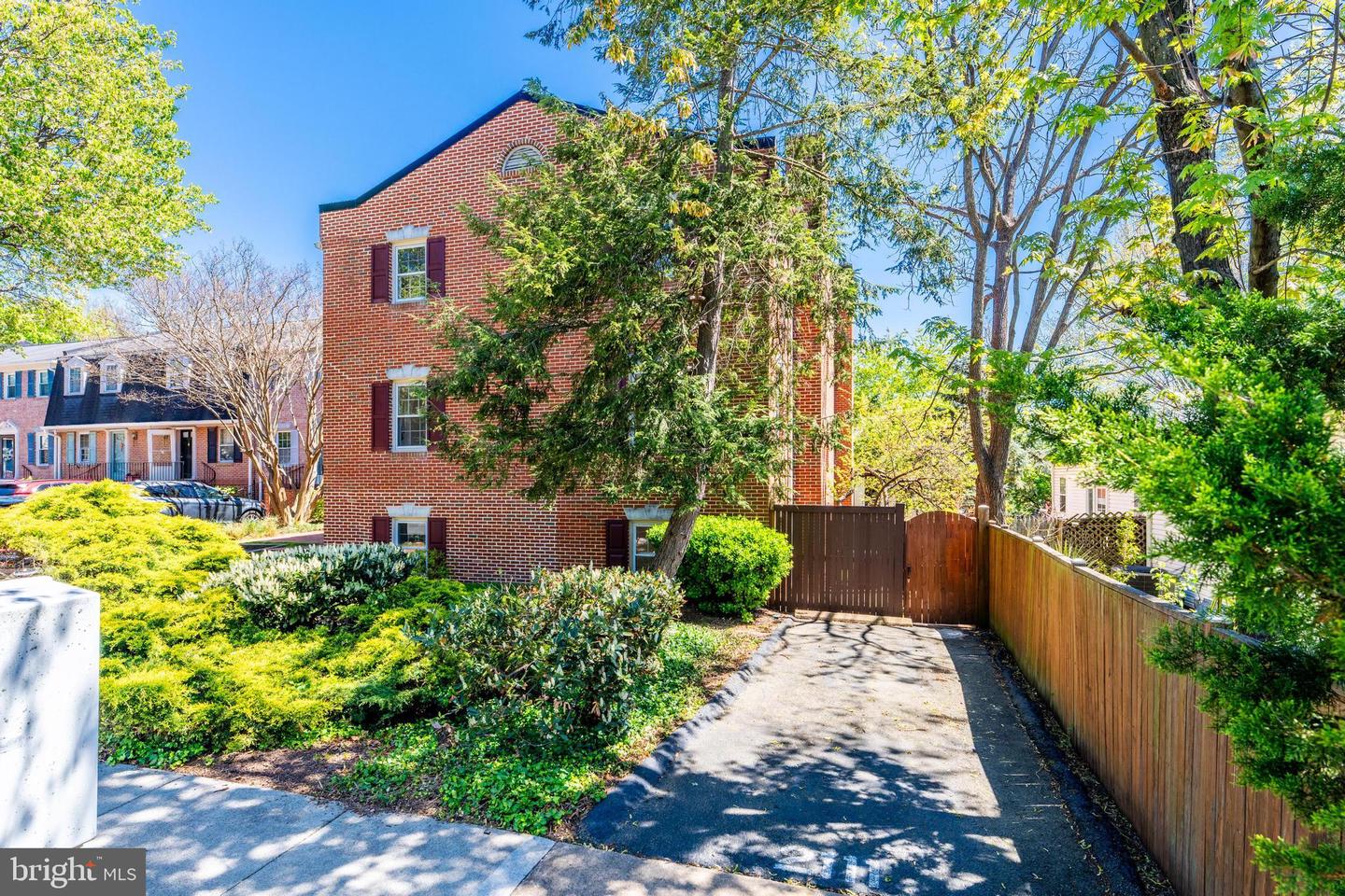 2111 N LINCOLN ST, ARLINGTON, Virginia 22207, 3 Bedrooms Bedrooms, ,3 BathroomsBathrooms,Residential,For sale,2111 N LINCOLN ST,VAAR2058494 MLS # VAAR2058494