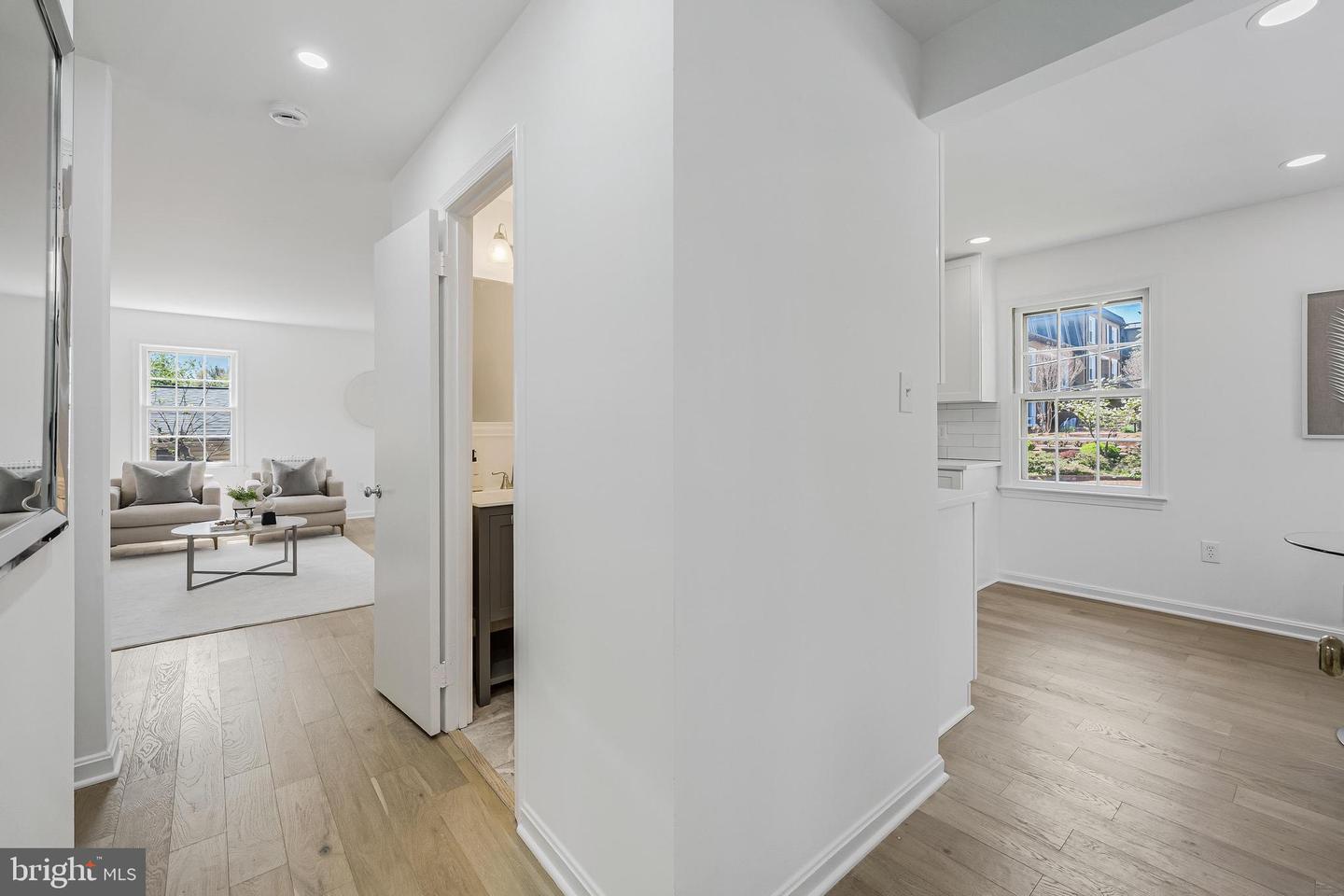 2111 N LINCOLN ST, ARLINGTON, Virginia 22207, 3 Bedrooms Bedrooms, ,3 BathroomsBathrooms,Residential,For sale,2111 N LINCOLN ST,VAAR2058494 MLS # VAAR2058494