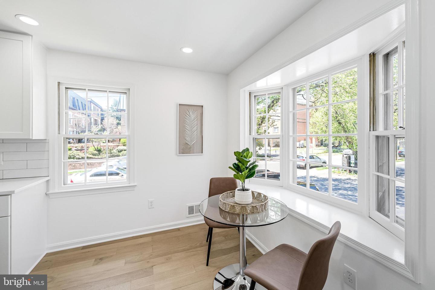 2111 N LINCOLN ST, ARLINGTON, Virginia 22207, 3 Bedrooms Bedrooms, ,3 BathroomsBathrooms,Residential,For sale,2111 N LINCOLN ST,VAAR2058494 MLS # VAAR2058494