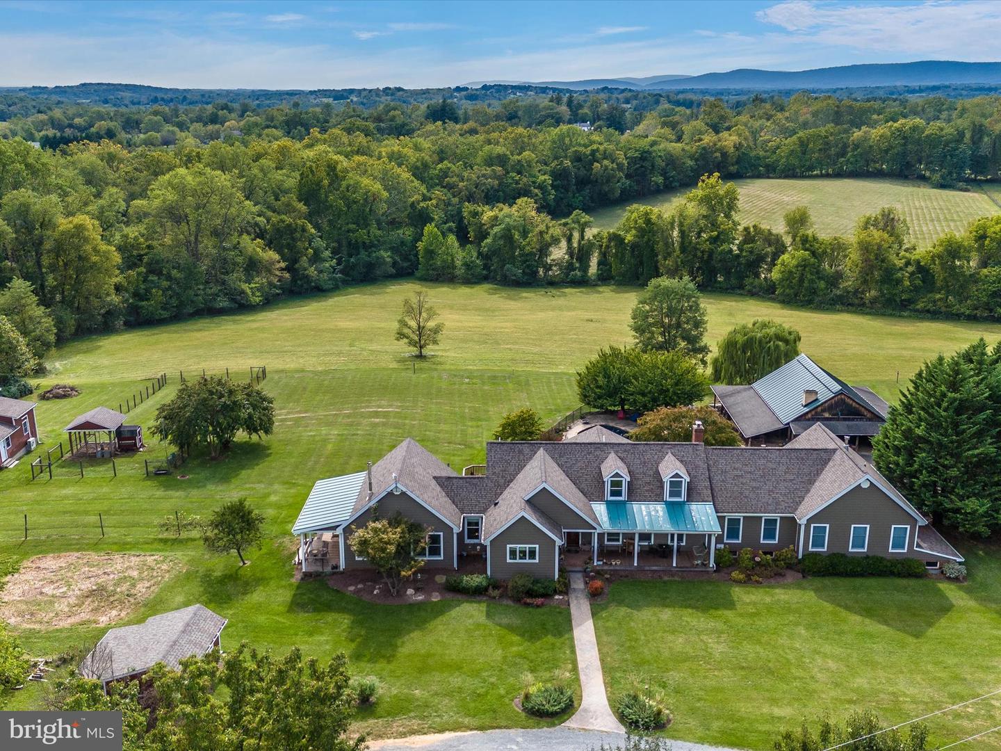 40625 TANKERVILLE RD, LOVETTSVILLE, Virginia 20180, 5 Bedrooms Bedrooms, ,3 BathroomsBathrooms,Residential,For sale,40625 TANKERVILLE RD,VALO2096120 MLS # VALO2096120