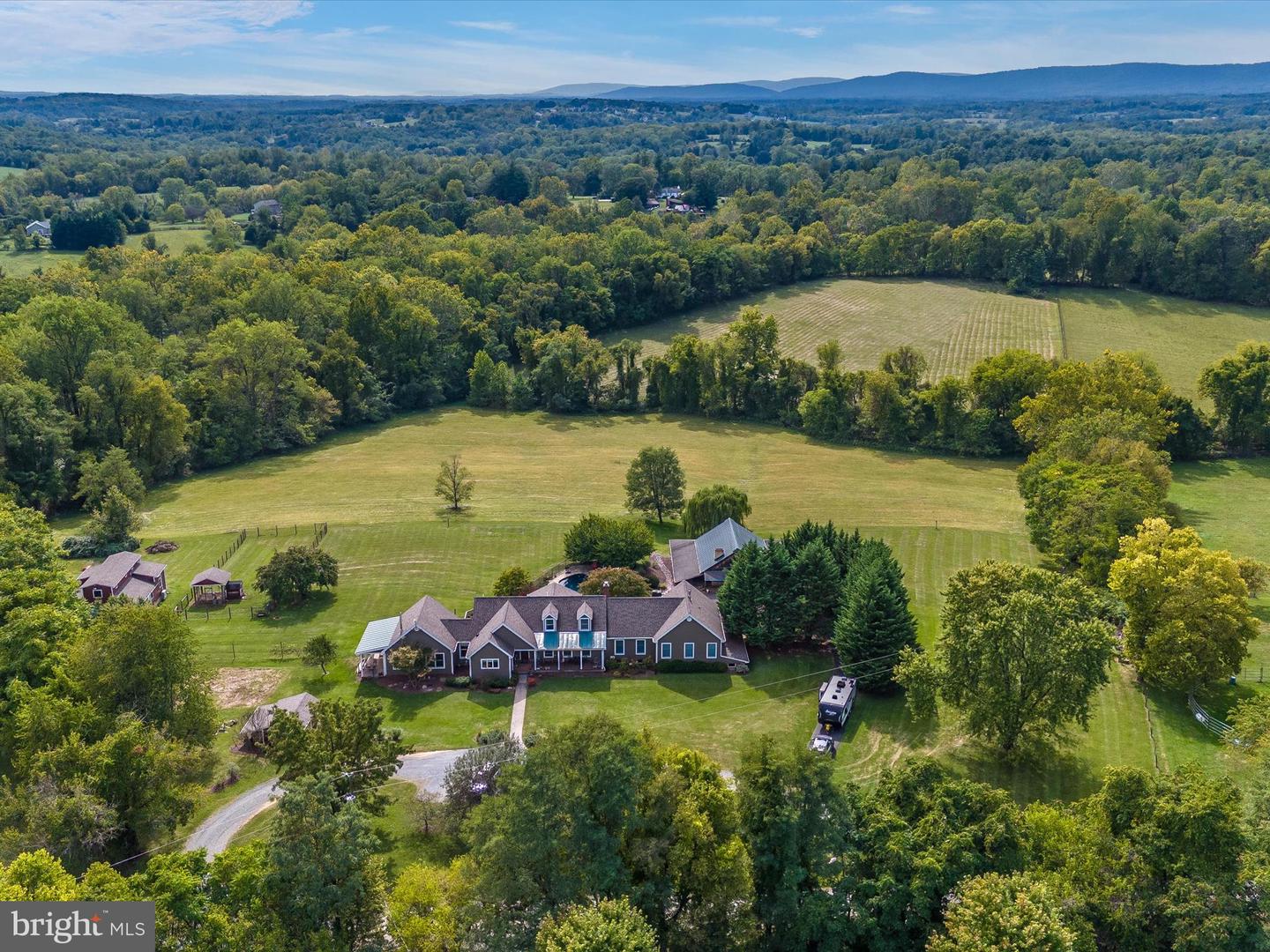 40625 TANKERVILLE RD, LOVETTSVILLE, Virginia 20180, 5 Bedrooms Bedrooms, ,3 BathroomsBathrooms,Residential,For sale,40625 TANKERVILLE RD,VALO2096120 MLS # VALO2096120