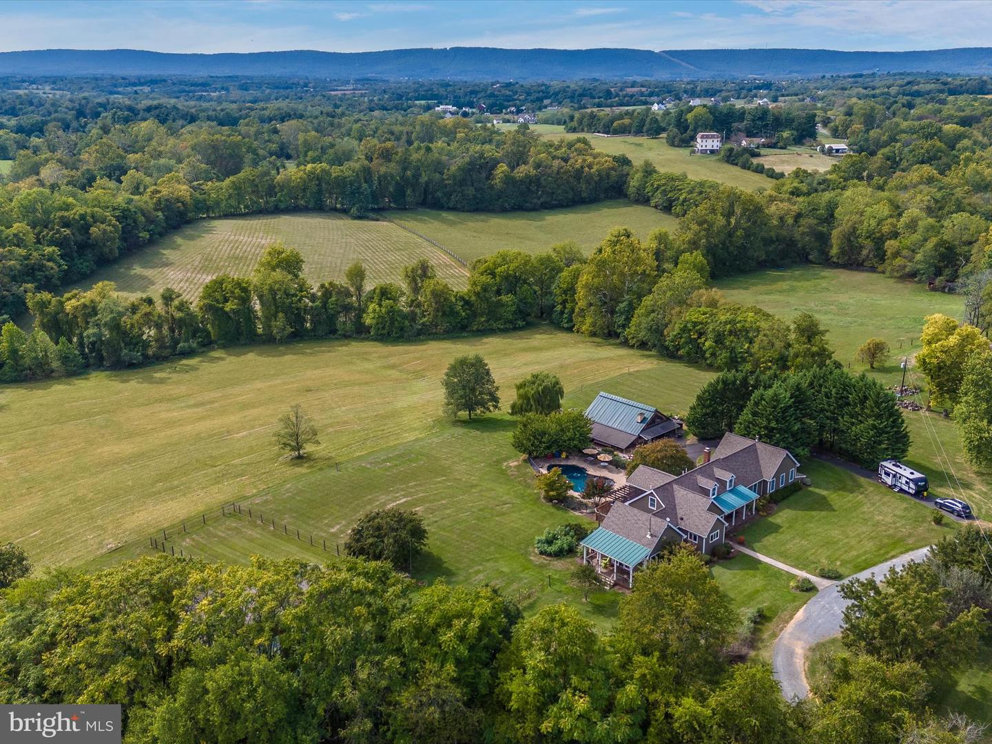 40625 TANKERVILLE RD, LOVETTSVILLE, Virginia 20180, 5 Bedrooms Bedrooms, ,3 BathroomsBathrooms,Residential,For sale,40625 TANKERVILLE RD,VALO2096120 MLS # VALO2096120