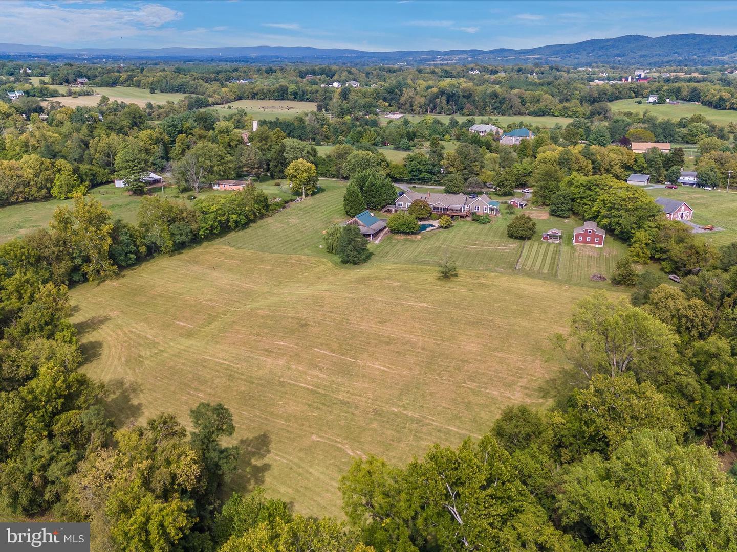 40625 TANKERVILLE RD, LOVETTSVILLE, Virginia 20180, 5 Bedrooms Bedrooms, ,3 BathroomsBathrooms,Residential,For sale,40625 TANKERVILLE RD,VALO2096120 MLS # VALO2096120