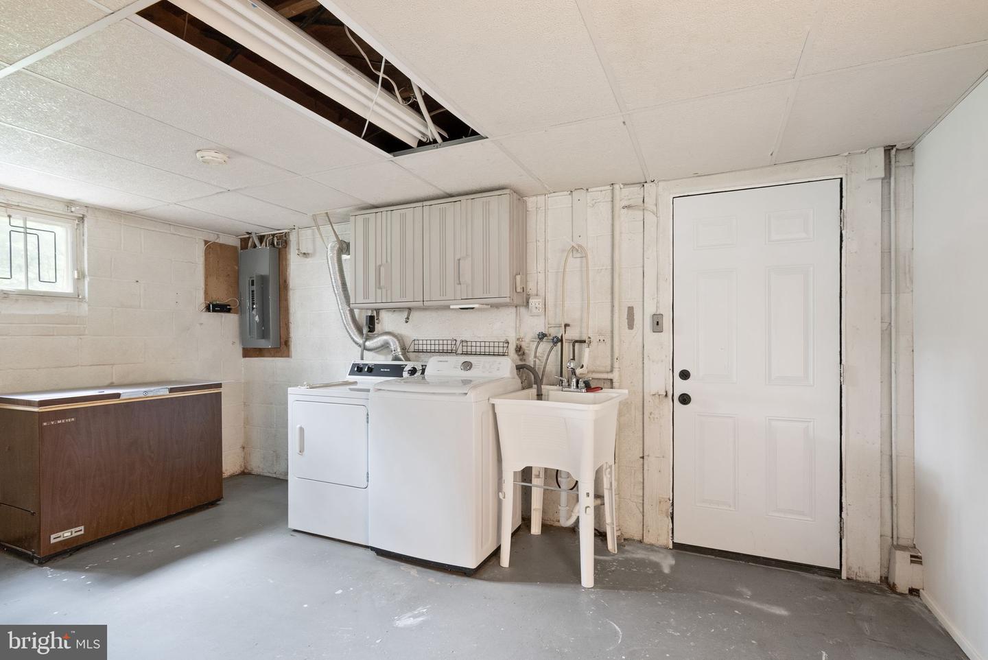 5632 MAXINE CT, ALEXANDRIA, Virginia 22310, 3 Bedrooms Bedrooms, ,2 BathroomsBathrooms,Residential,For sale,5632 MAXINE CT,VAFX2240402 MLS # VAFX2240402