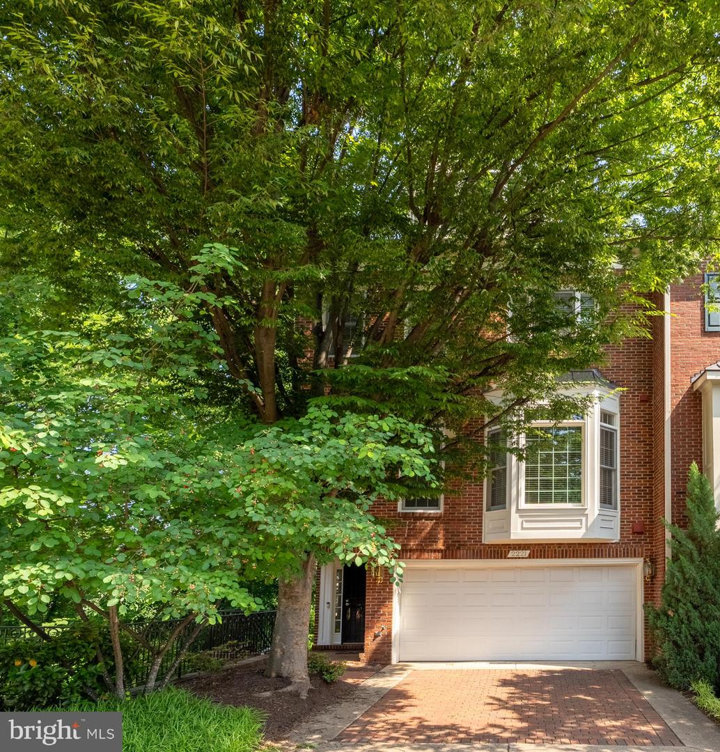 2221 N OAK CT, ARLINGTON, Virginia 22209, 3 Bedrooms Bedrooms, ,3 BathroomsBathrooms,Residential,For sale,2221 N OAK CT,VAAR2057588 MLS # VAAR2057588