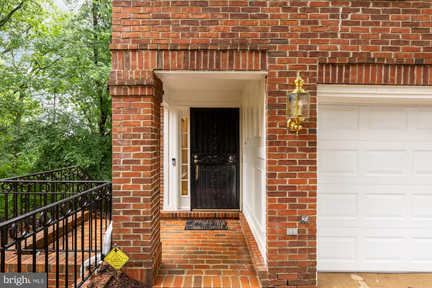 2221 N OAK CT, ARLINGTON, Virginia 22209, 3 Bedrooms Bedrooms, ,3 BathroomsBathrooms,Residential,For sale,2221 N OAK CT,VAAR2057588 MLS # VAAR2057588