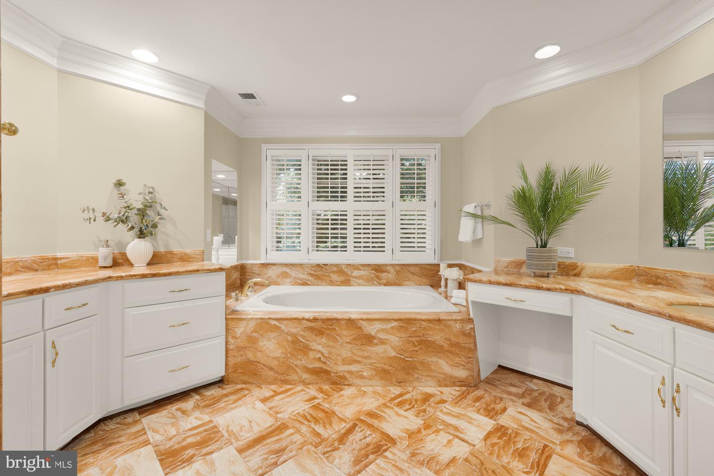 2221 N OAK CT, ARLINGTON, Virginia 22209, 3 Bedrooms Bedrooms, ,3 BathroomsBathrooms,Residential,For sale,2221 N OAK CT,VAAR2057588 MLS # VAAR2057588