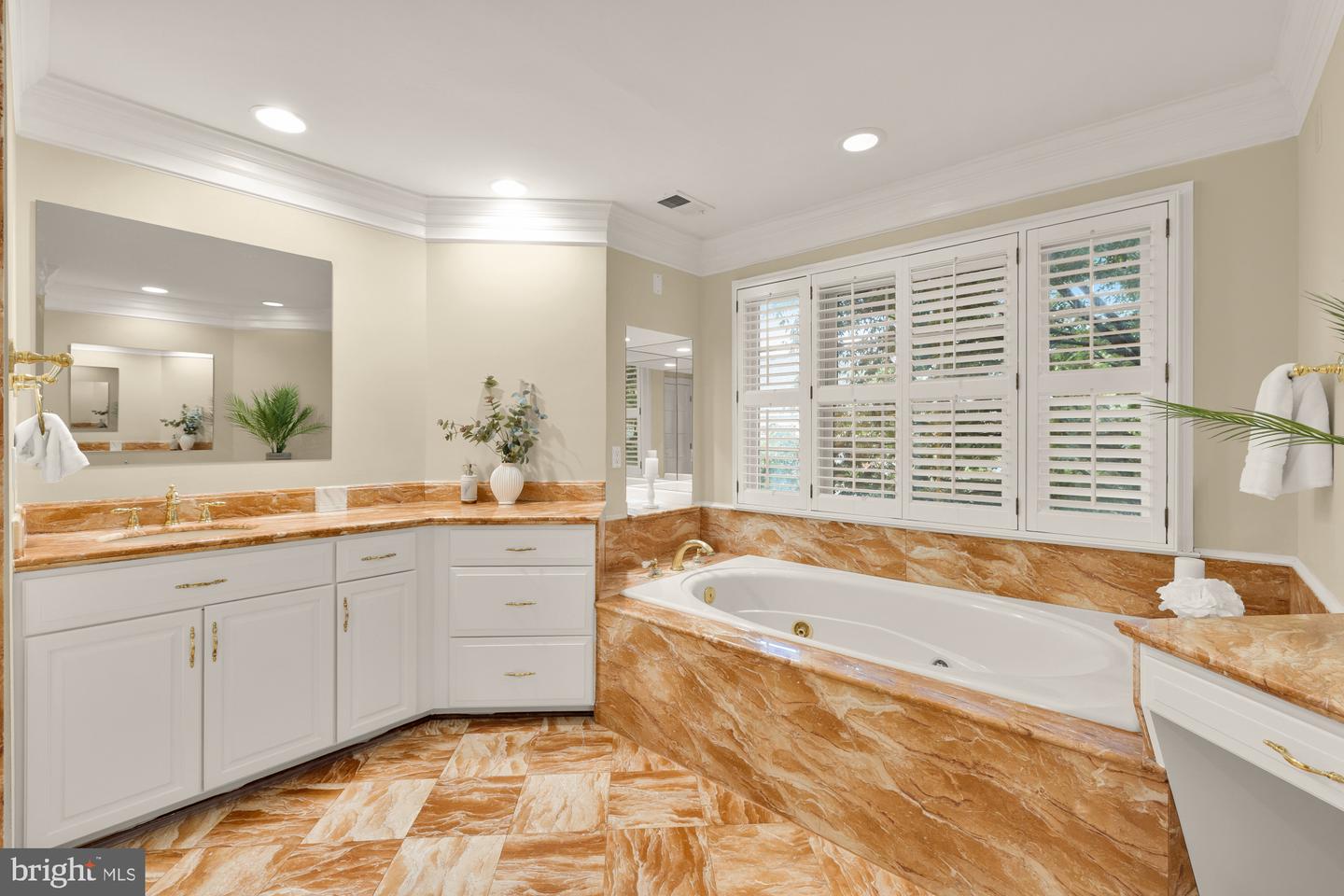 2221 N OAK CT, ARLINGTON, Virginia 22209, 3 Bedrooms Bedrooms, ,3 BathroomsBathrooms,Residential,For sale,2221 N OAK CT,VAAR2057588 MLS # VAAR2057588