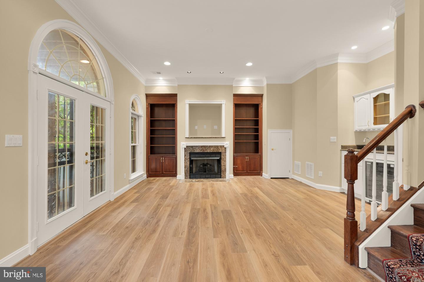 2221 N OAK CT, ARLINGTON, Virginia 22209, 3 Bedrooms Bedrooms, ,3 BathroomsBathrooms,Residential,For sale,2221 N OAK CT,VAAR2057588 MLS # VAAR2057588