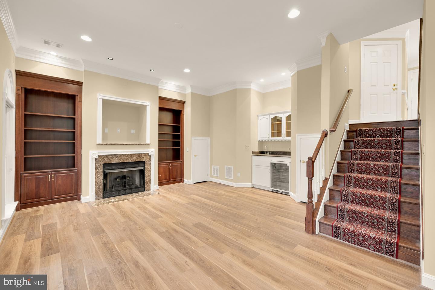 2221 N OAK CT, ARLINGTON, Virginia 22209, 3 Bedrooms Bedrooms, ,3 BathroomsBathrooms,Residential,For sale,2221 N OAK CT,VAAR2057588 MLS # VAAR2057588