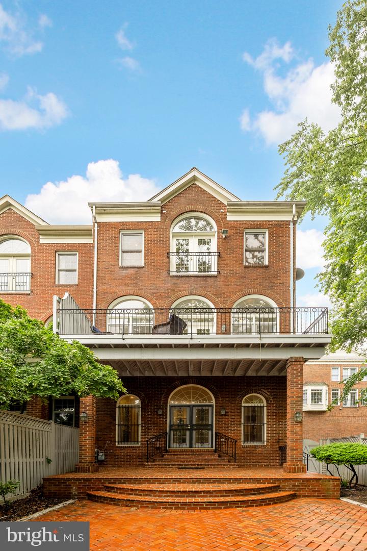 2221 N OAK CT, ARLINGTON, Virginia 22209, 3 Bedrooms Bedrooms, ,3 BathroomsBathrooms,Residential,For sale,2221 N OAK CT,VAAR2057588 MLS # VAAR2057588