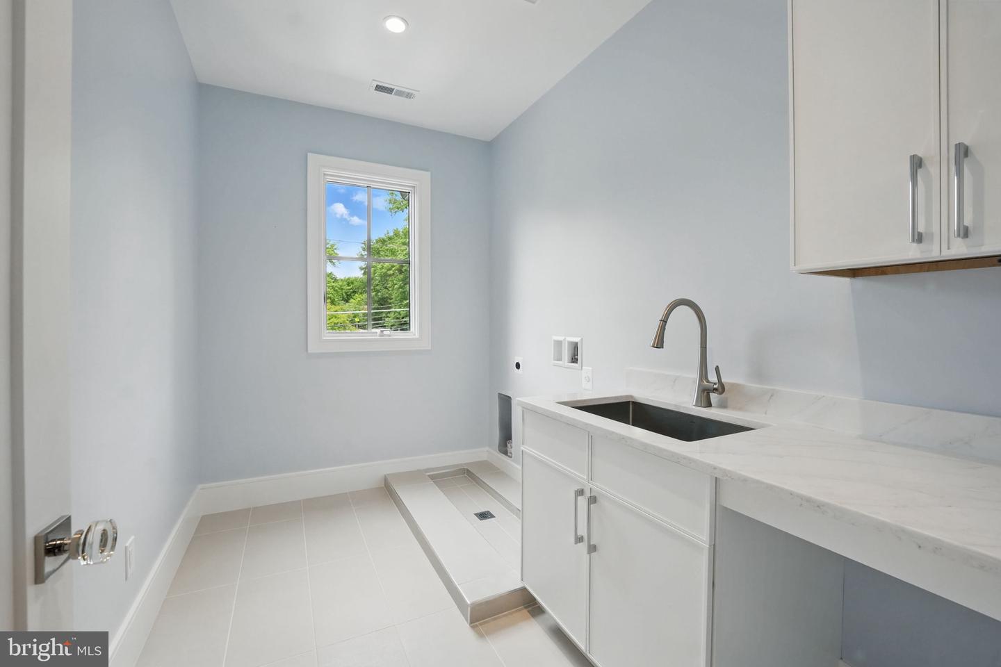 4610 17TH ST N, ARLINGTON, Virginia 22207, 5 Bedrooms Bedrooms, ,5 BathroomsBathrooms,Residential,For sale,4610 17TH ST N,VAAR2057578 MLS # VAAR2057578
