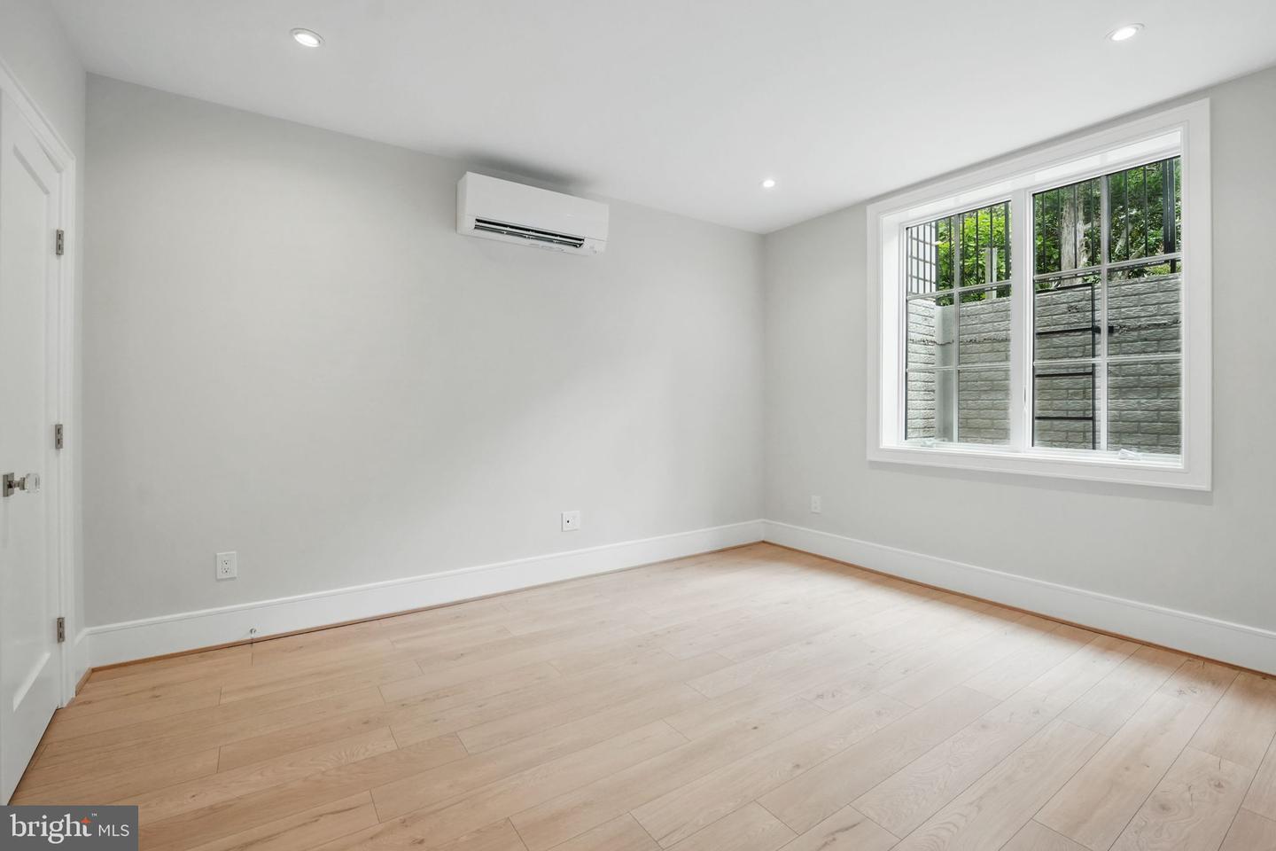 4610 17TH ST N, ARLINGTON, Virginia 22207, 5 Bedrooms Bedrooms, ,5 BathroomsBathrooms,Residential,For sale,4610 17TH ST N,VAAR2057578 MLS # VAAR2057578