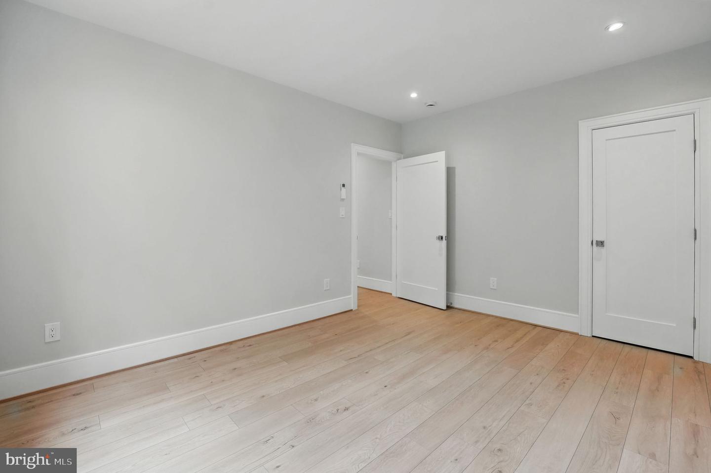 4610 17TH ST N, ARLINGTON, Virginia 22207, 5 Bedrooms Bedrooms, ,5 BathroomsBathrooms,Residential,For sale,4610 17TH ST N,VAAR2057578 MLS # VAAR2057578