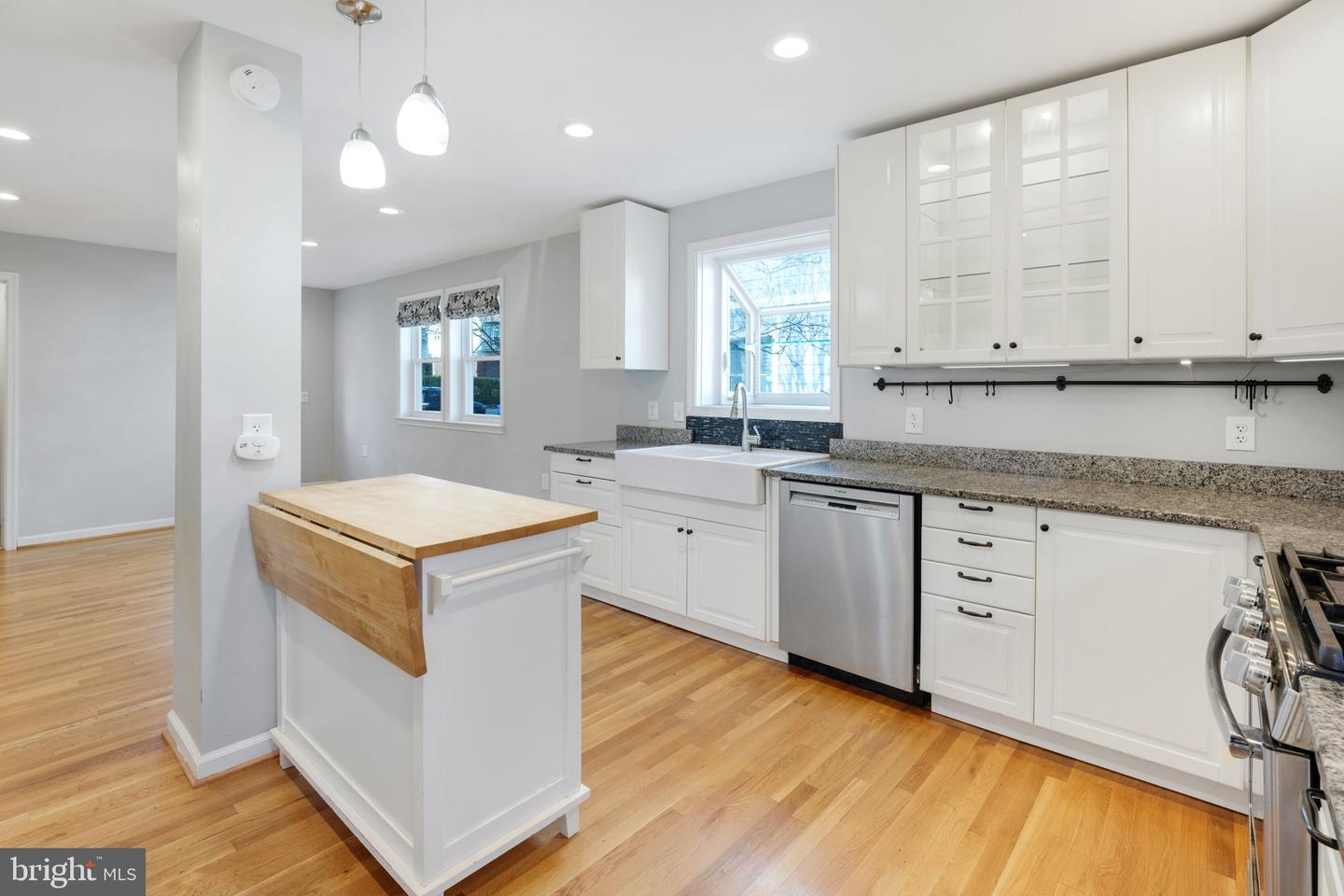 1305 S BUCHANAN ST S, ARLINGTON, Virginia 22204, 4 Bedrooms Bedrooms, ,2 BathroomsBathrooms,Residential,For sale,1305 S BUCHANAN ST S,VAAR2057478 MLS # VAAR2057478