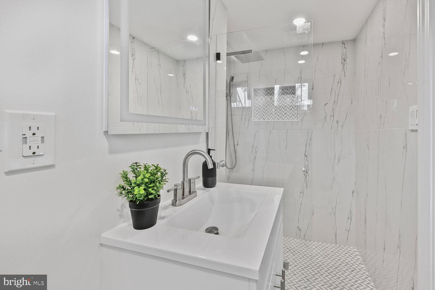 1539 K ST SE, WASHINGTON, District Of Columbia 20003, 3 Bedrooms Bedrooms, 6 Rooms Rooms,2 BathroomsBathrooms,Residential,For sale,1539 K ST SE,DCDC2193144 MLS # DCDC2193144