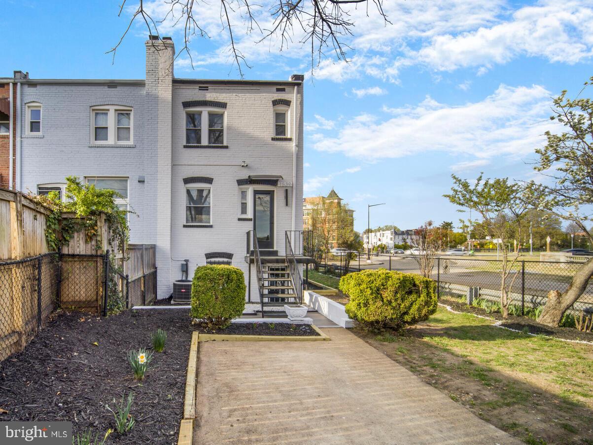 1539 K ST SE, WASHINGTON, District Of Columbia 20003, 3 Bedrooms Bedrooms, 6 Rooms Rooms,2 BathroomsBathrooms,Residential,For sale,1539 K ST SE,DCDC2193144 MLS # DCDC2193144