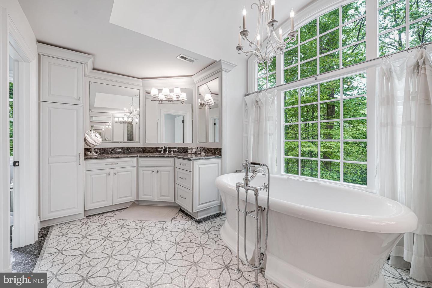 6020 COPELY LN, MCLEAN, Virginia 22101, 6 Bedrooms Bedrooms, ,5 BathroomsBathrooms,Residential,For sale,6020 COPELY LN,VAFX2236232 MLS # VAFX2236232
