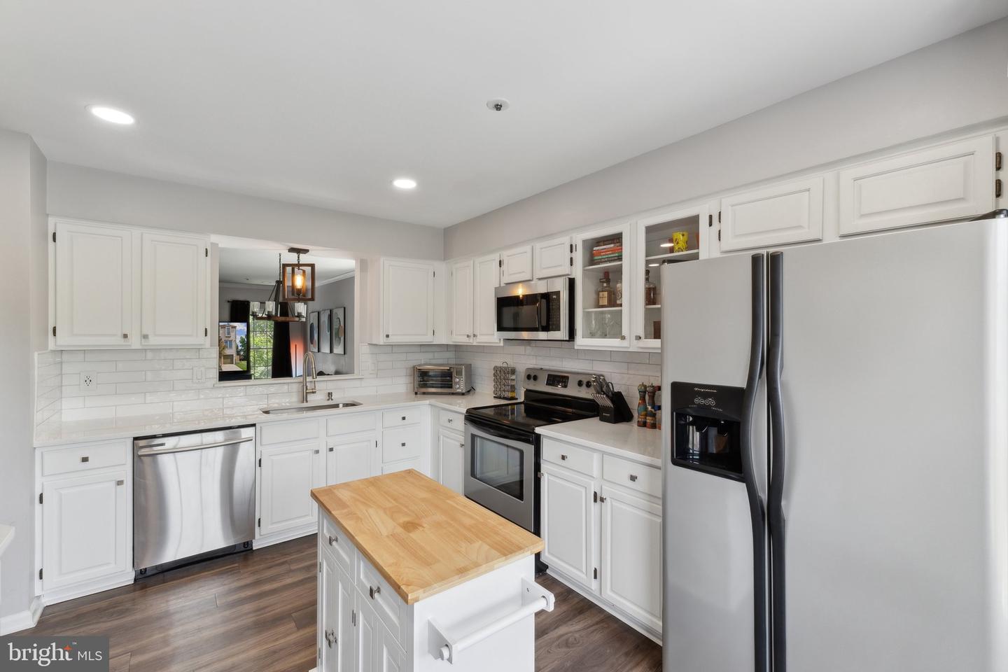 6823 MALTON CT, CENTREVILLE, Virginia 20121, 3 Bedrooms Bedrooms, ,3 BathroomsBathrooms,Residential,For sale,6823 MALTON CT,VAFX2240150 MLS # VAFX2240150