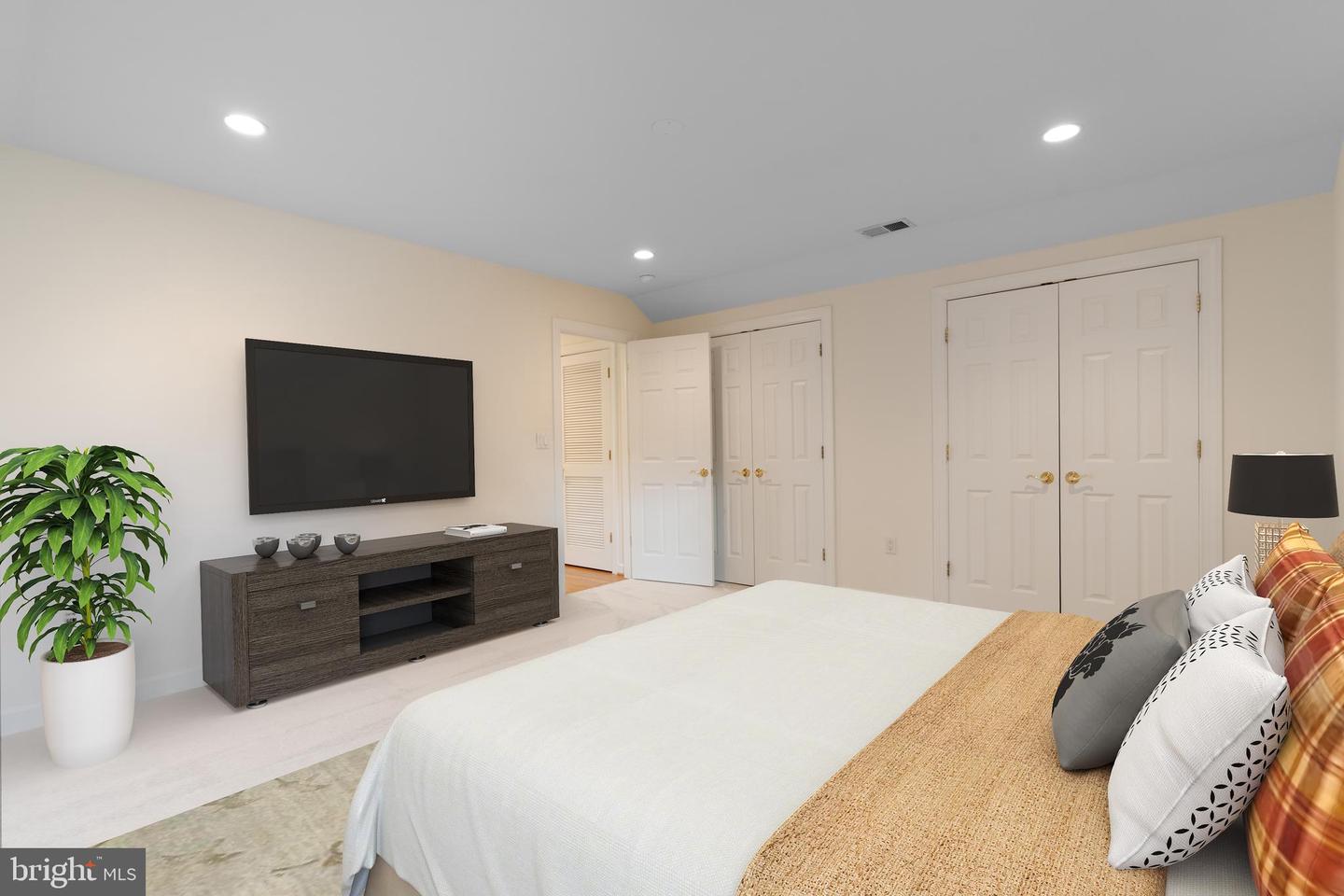 6424 SOUTH ST, FALLS CHURCH, Virginia 22042, 6 Bedrooms Bedrooms, ,5 BathroomsBathrooms,Residential,For sale,6424 SOUTH ST,VAFX2240364 MLS # VAFX2240364